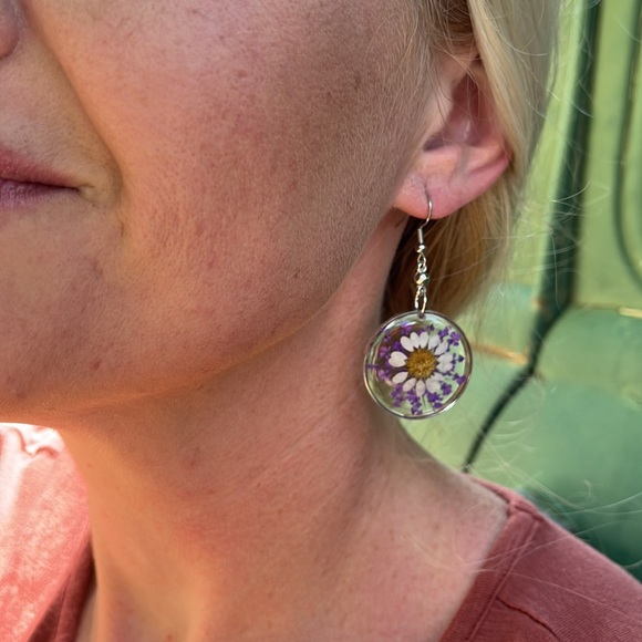 New Handmade Dried and Pressed Flower Resin Disk Earrings - Picture 8 of 17